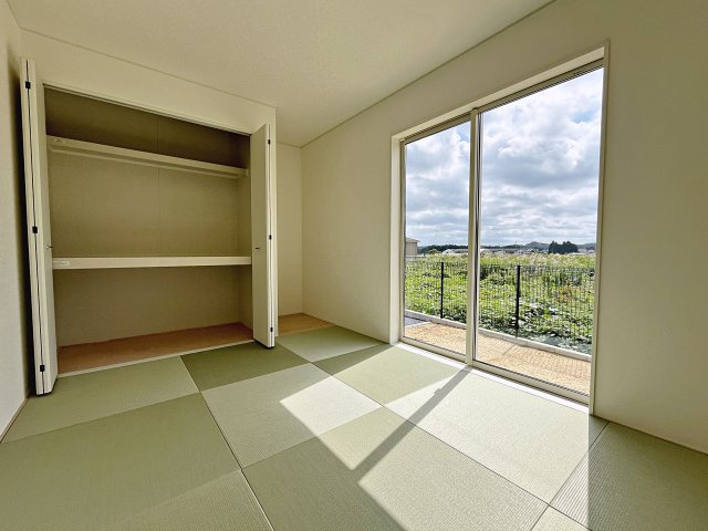 新築戸建・新築建売　西郷村小田倉第36　熊倉小・西郷第一中の和室|畳のぬくもりが心地いい和室。リビングから見守ることができ、お子様のお昼寝や遊び場に最適です！