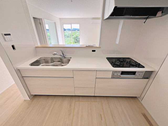 新築戸建・新築建売　西郷村小田倉第36　熊倉小・西郷第一中のキッチン|カウンター越しに会話が弾み、家族とのつながりを感じられる対面キッチンです！