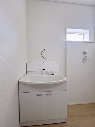 新築戸建・新築建売　西郷村小田倉第36　熊倉小・西郷第一中の独立洗面台|施工中です！小窓がついており明るい洗面空間！