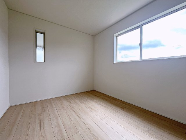 新築戸建・新築建売　西郷村小田倉第36　熊倉小・西郷第一中の洋室|自然光が長時間入る2面採光で明るく気持ちの良いプライベート空間です！