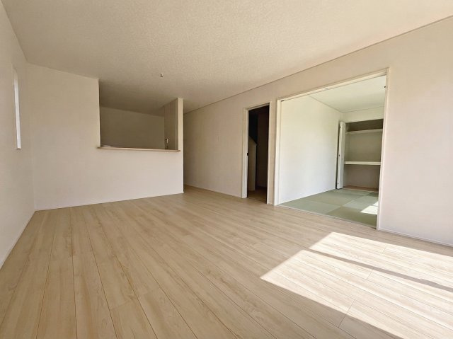 新築戸建・新築建売　西郷村小田倉第36　熊倉小・西郷第一中の居間・リビング|16帖のLDKは大きな窓から日差しが入り気持ちの良い家族団らんスペースです！