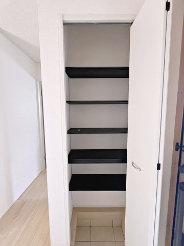 新築戸建・新築建売　西郷村小田倉第36　熊倉小・西郷第一中の玄関|大容量のシューズボックスは、可動式の棚で高さを自由に変えることができます！