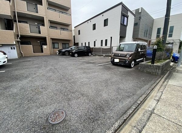 サクラ雪見レジデンスの駐車場