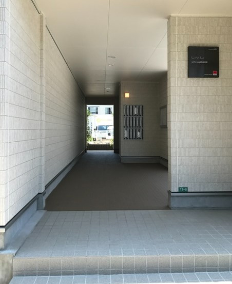 狛江市岩戸北４丁目のアパートのエントランス