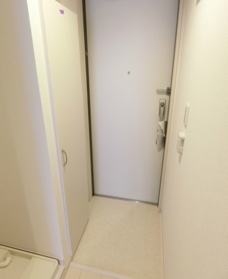 狛江市岩戸北４丁目のアパートの玄関