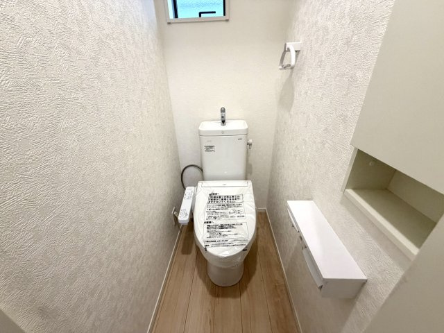 越谷市弥十郎第１４　新築戸建のトイレ|清潔感があり落ち着けるトイレ空間。温水洗浄便座付きで毎日快適に使えます。