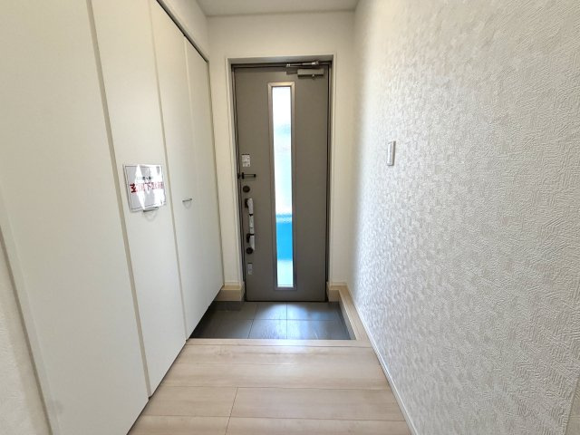 越谷市弥十郎第１４　新築戸建の玄関|上品で清潔感のある玄関スペース。ご家族やゲストを温かく迎え入れます。