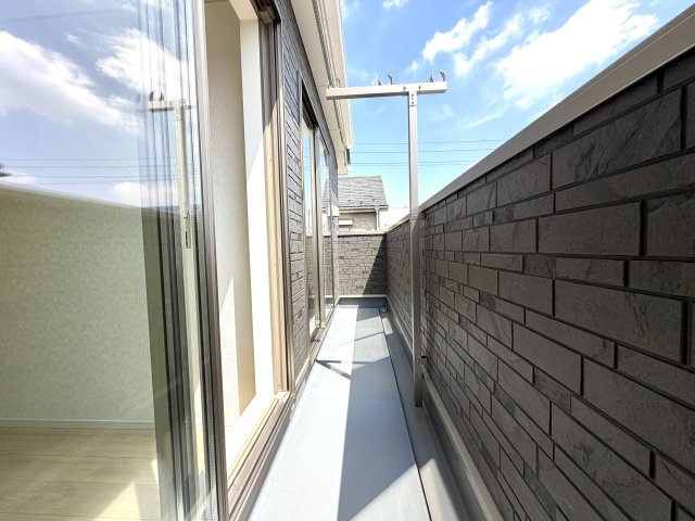 越谷市弥十郎第１４　新築戸建のバルコニー|日当たりが良く洗濯物がよく乾くバルコニー。布団干しにも十分な広さがあります。