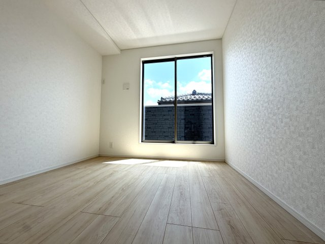越谷市弥十郎第１４　新築戸建の洋室|シンプルで使いやすいデザインの洋室。窓からの風通しも良く爽やかに過ごせます。
