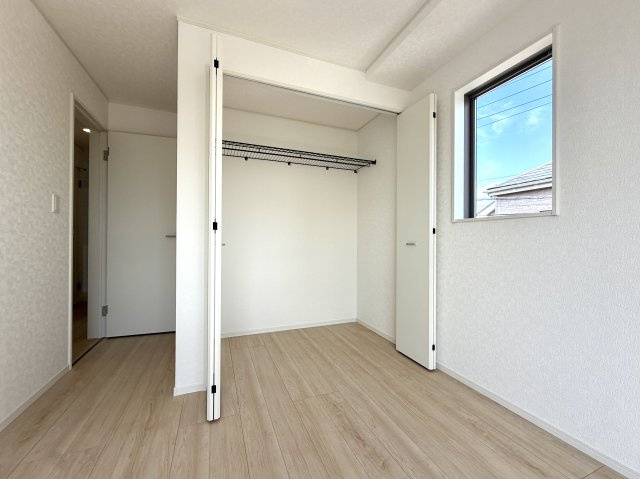 越谷市弥十郎第１４　新築戸建の収納|ロングコートやドレスもシワにならず綺麗に掛けられる高さを確保した収納スペースを備えています。