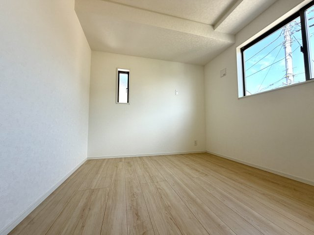 越谷市弥十郎第１４　新築戸建の洋室|二面採光で風通しが良く、爽やかな空気が流れる洋室。お子様の成長に合わせた子供部屋にも最適です。