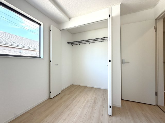 越谷市弥十郎第１４　新築戸建の収納|室内をすっきり見せる大容量クローゼット。荷物が増えても安心して収納できます。