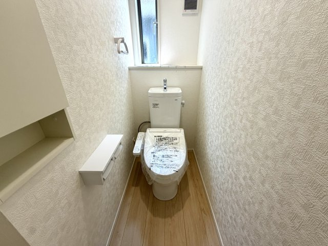 越谷市弥十郎第１４　新築戸建のトイレ|トイレが2つあることで毎日の順番待ちのストレスを解消。ご家族全員が快適に過ごせる嬉しい設備です。