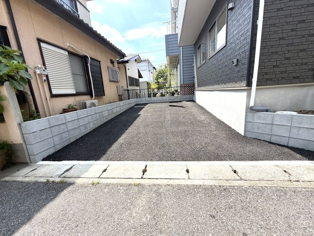 越谷市弥十郎第１４　新築戸建の駐車場|大切な愛車を安全に停められる駐車スペース。防犯面でも配慮された配置です。