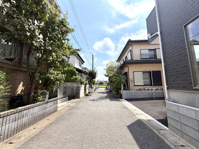 越谷市弥十郎第１４　新築戸建の前面道路含む現地写真|舗装がしっかり整った綺麗な前面道路。歩道もありお子様の登下校や散歩も安全です。
