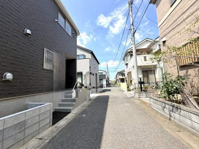 越谷市弥十郎第１４　新築戸建の前面道路含む現地写真|見通しが良く整備された前面道路。周辺は落ち着いた住宅街が広がっています。
