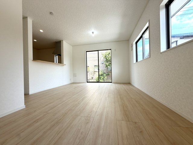 越谷市弥十郎第１４　新築戸建の居間・リビング|家族の笑顔が集まる快適なリビング。吹き抜ける風と柔らかな陽光が心地よい空間を演出します。