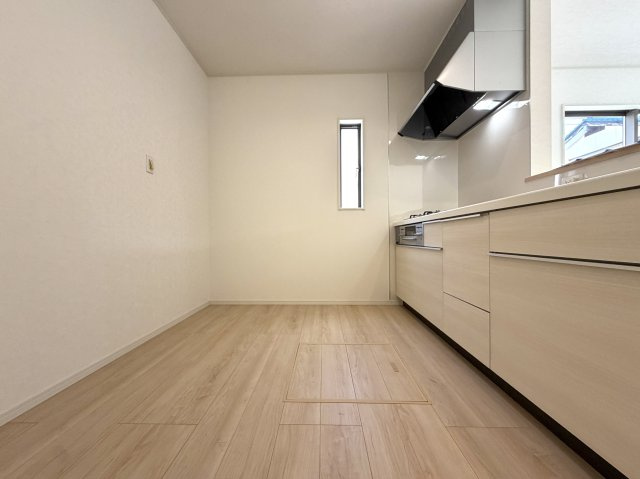 越谷市弥十郎第１４　新築戸建のキッチン|冷蔵庫やカップボードをすっきり配置できる、ゆとりのあるキッチンスペースです。