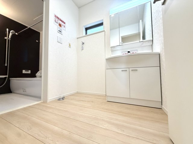 越谷市弥十郎第１４　新築戸建の脱衣所|着替えや洗濯がスムーズに行える広さを確保した脱衣所。快適な動線が魅力です。
