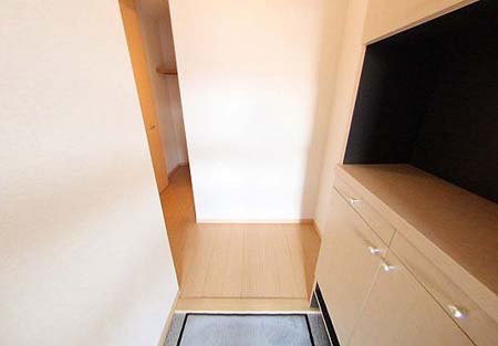 モア エクレール B棟の玄関|明るい玄関です
