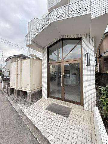 スカイコート淵野辺第４のエントランス