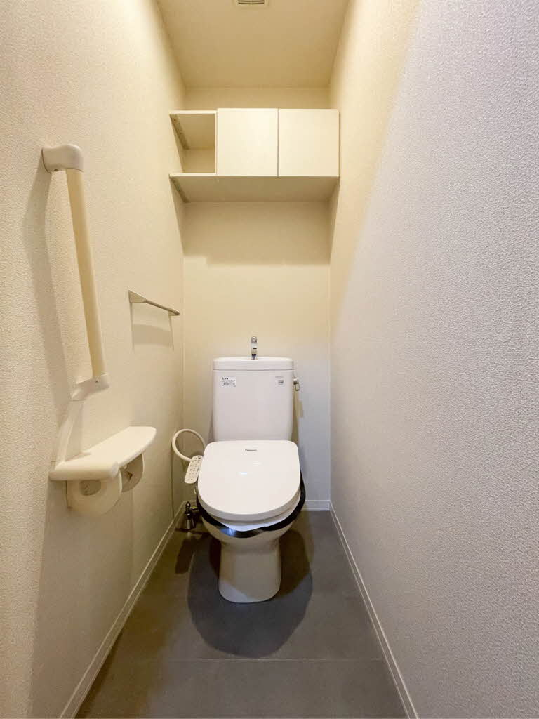 カーサミーアⅡ B棟のトイレ|落ち着いた色調のトイレです