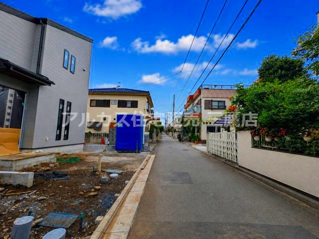 小平市学園東町　西武多摩湖線　一橋学園駅　新築戸建の前面道路含む現地写真|前面道路を含めた落ち着いた街並み。車通りが少なく、小さなお子様のいるご家庭も安心の環境です。