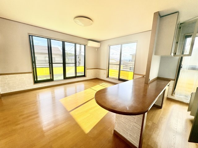 売中古戸建　静岡市駿河区池田の居間・リビング|遮光面広く陽当り良好。エアコン完備。