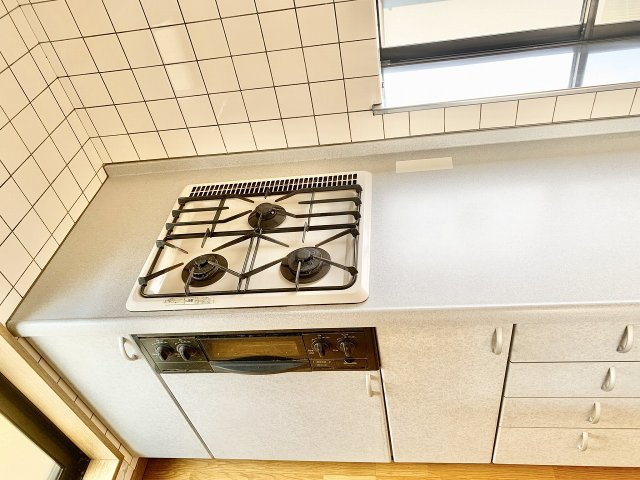 売中古戸建　静岡市駿河区池田のキッチン|コンロはガスで3口