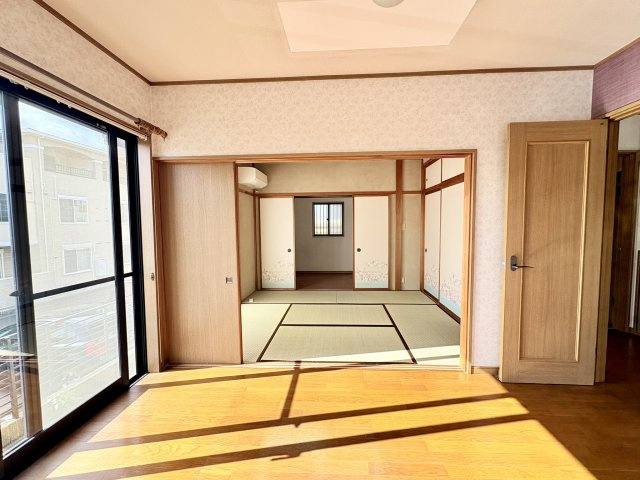 売中古戸建　静岡市駿河区池田の洋室|1階には南側に洋室、北側には和室とウォークインクローゼット。
