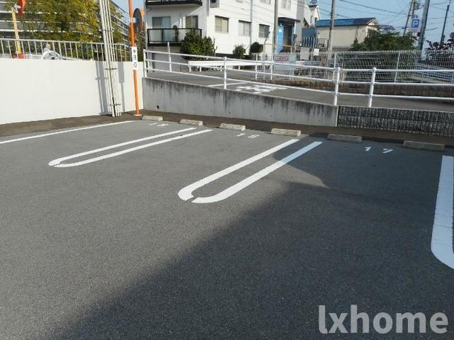 ベル　フィオーレの駐車場