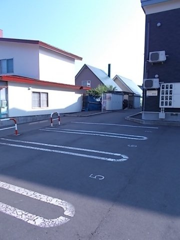 メゾン　ド　ファミーユ美園の駐車場