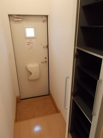 メゾン　ド　ファミーユ美園の玄関