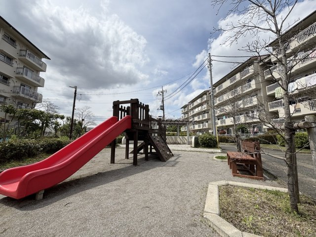 敷地内に遊び場があるので、小さなお子様がいるご家庭に嬉しい住環境です！