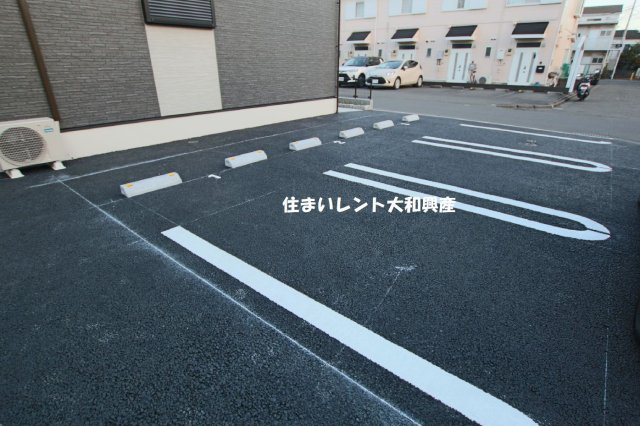 レフィナードの駐車場
