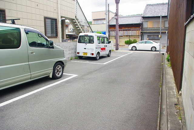 今小路町大西道子モータープールの外観