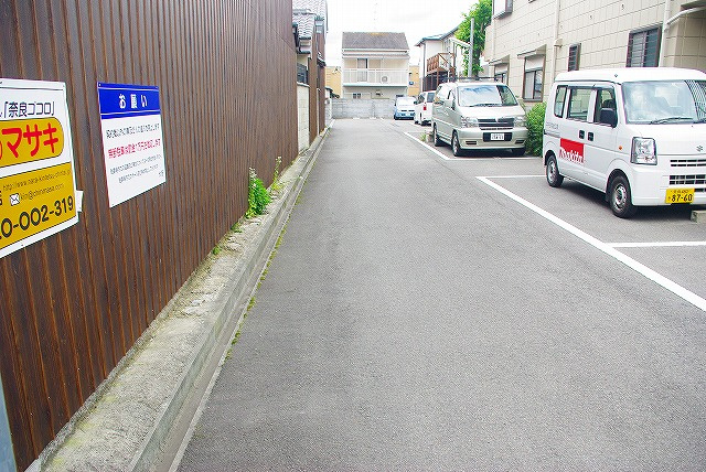 今小路町大西道子モータープールの外観