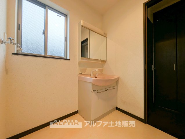 昭島市中神町の中古一戸建の独立洗面台|【Wash Basin】
◆独立洗面台◆2階に設けられた洗面室。浴室と隣接した配置で、洗顔や身支度、入浴など毎日の水回り動線をまとめやすい間取りです。