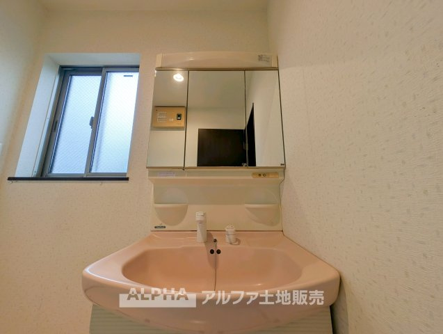 昭島市中神町の中古一戸建の独立洗面台|【Washroom】
◆独立洗面台◆キッチンと同じ2階に洗面室を配置。料理や洗濯など複数の家事を行き来しやすく、日々の生活動線に配慮されています。