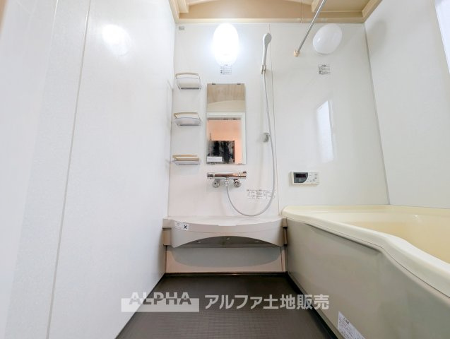 昭島市中神町の中古一戸建の浴室|【Bathroom】
◆浴室◆2階の洗面室に隣接した浴室。LDやキッチンと同じフロアに水回りがまとまり、日々の入浴や家事を行いやすい配置です。