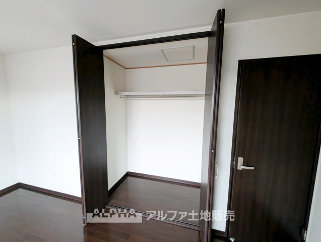 昭島市中神町の中古一戸建の収納|【Storage】
◆収納◆3階にはWICとクローゼット、各階にも収納スペースを確保。衣類や生活用品を用途に合わせて整理しやすい間取りです。