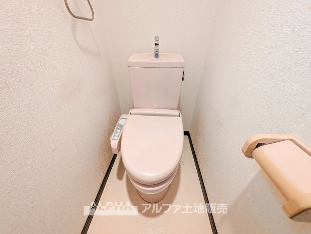 昭島市中神町の中古一戸建のトイレ|【Toilet】
◆トイレ◆1階と2階の2か所にトイレを配置。階段でフロアを移動する3階建住宅だからこそ、生活しやすさに配慮された配置です。