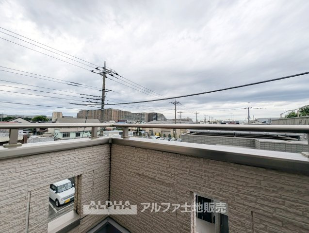 昭島市中神町の中古一戸建のバルコニー|【Balcony】
◆バルコニー◆2階のLD前と3階の洋室前にバルコニーを配置。フロアごとに屋外スペースを利用でき、洗濯物を干す場所としても活用できます。
