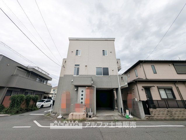 昭島市中神町の中古一戸建の外観|【Built-in Garage】
◆外観◆建物1階部分にビルトインガレージを備えた住まい。駐車スペースを建物に組み込み、限られた敷地を活用した設計です。