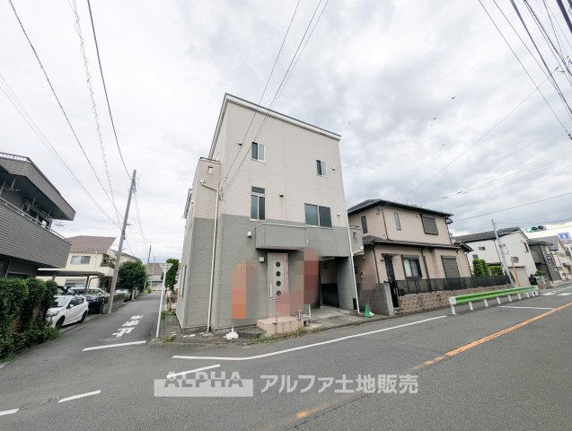 昭島市中神町の中古一戸建の外観|【Corner Residence】
◆外観◆北東・北西側の公道に面した角地に建つ3階建住宅。二方向が道路に面しており、開放感を感じやすい立地です。
