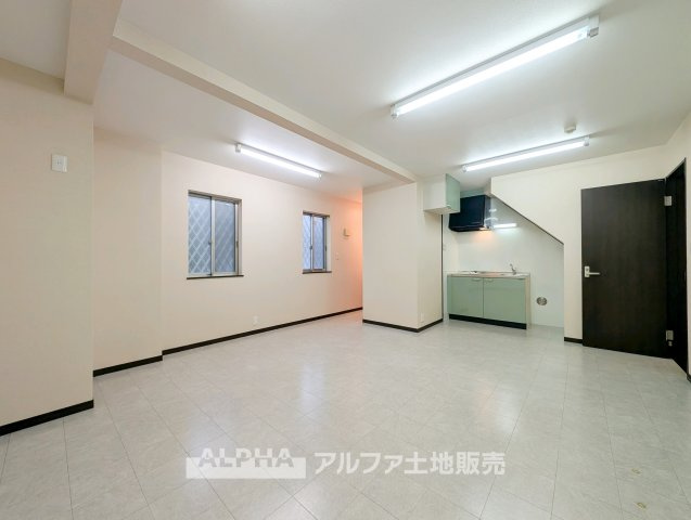 昭島市中神町の中古一戸建の居間・リビング|【Bright Living】
◆リビング◆2階に配置されたLDは、家族が集まる生活の中心。ダイニングとソファスペースを分けるなど、暮らしに合わせた家具配置を楽しめます。