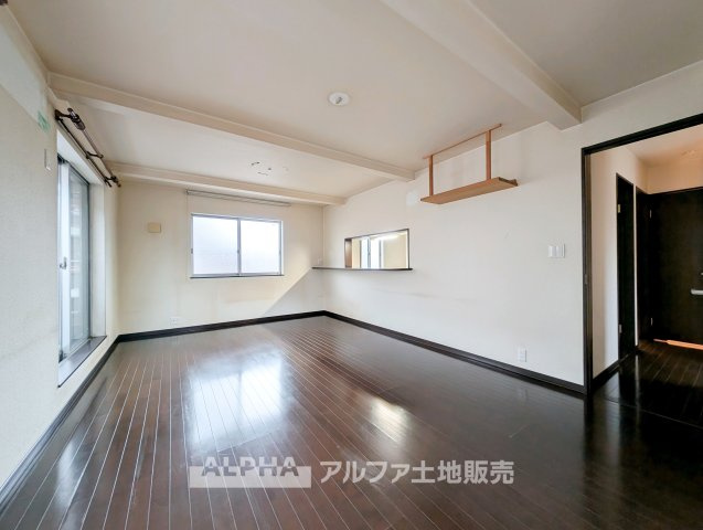 昭島市中神町の中古一戸建の居間・リビング|【Bright Living】
◆リビング◆2階に配置されたLDは、家族が集まる生活の中心。ダイニングとソファスペースを分けるなど、暮らしに合わせた家具配置を楽しめます。