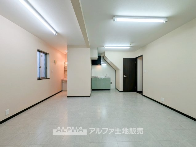 昭島市中神町の中古一戸建の居間・リビング|【Family Living】
◆リビング◆キッチンとつながるLDは、料理や食事、テレビ鑑賞など家族それぞれの時間を一つのフロアで過ごしやすい空間です。