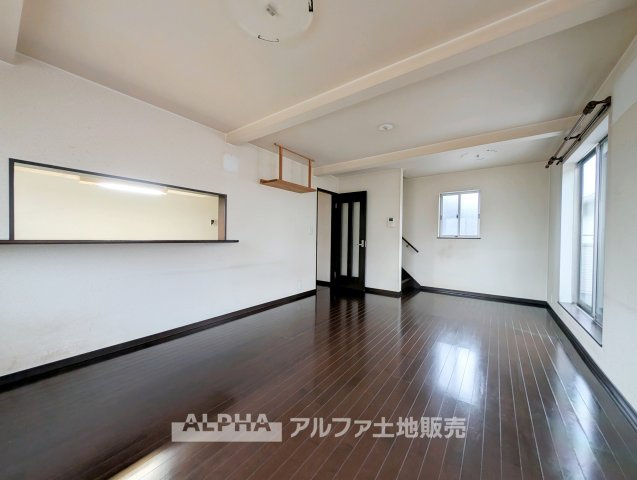 昭島市中神町の中古一戸建の居間・リビング|【Family Living】
◆リビング◆キッチンとつながるLDは、料理や食事、テレビ鑑賞など家族それぞれの時間を一つのフロアで過ごしやすい空間です。