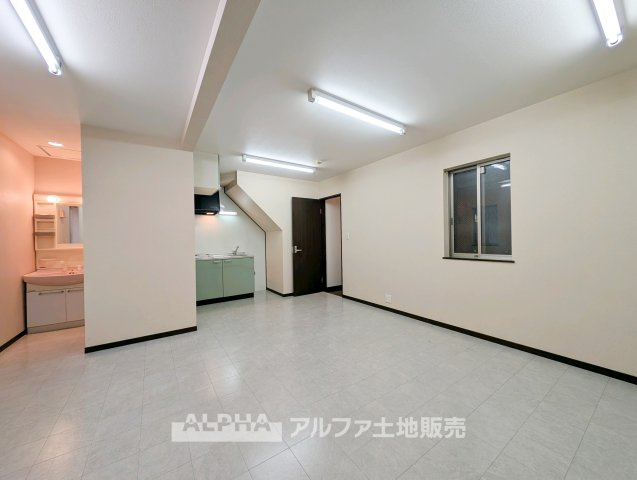 昭島市中神町の中古一戸建の居間・リビング|【Open Living】
◆リビング◆バルコニーに面した2階のLD。ダイニングテーブルやソファなどを配置し、食事とくつろぎの場所として幅広く活用できます。
